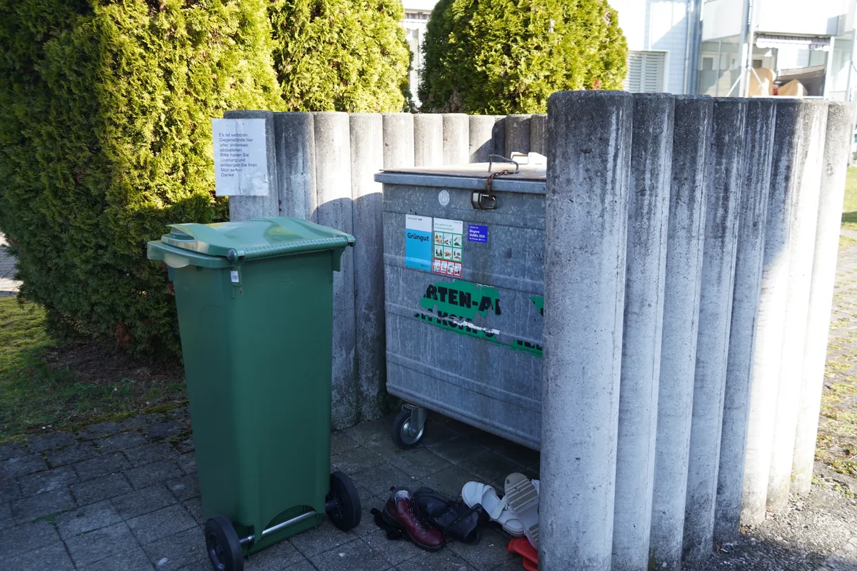 Abfallcontainer auf dem Areal. 